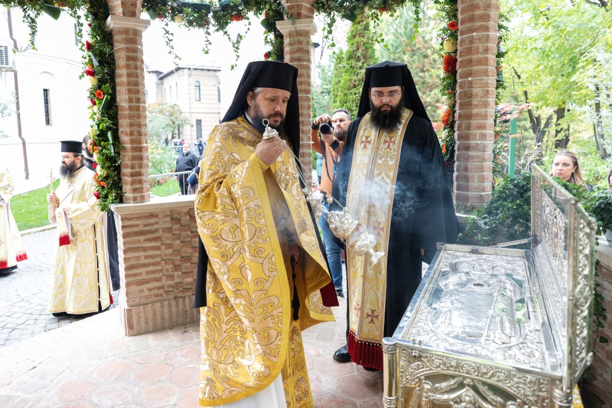 A început pelerinajul la moaștele Sfântului Ierarh Nectarie de la Mănăstirea Radu Vodă din Capitală 233055