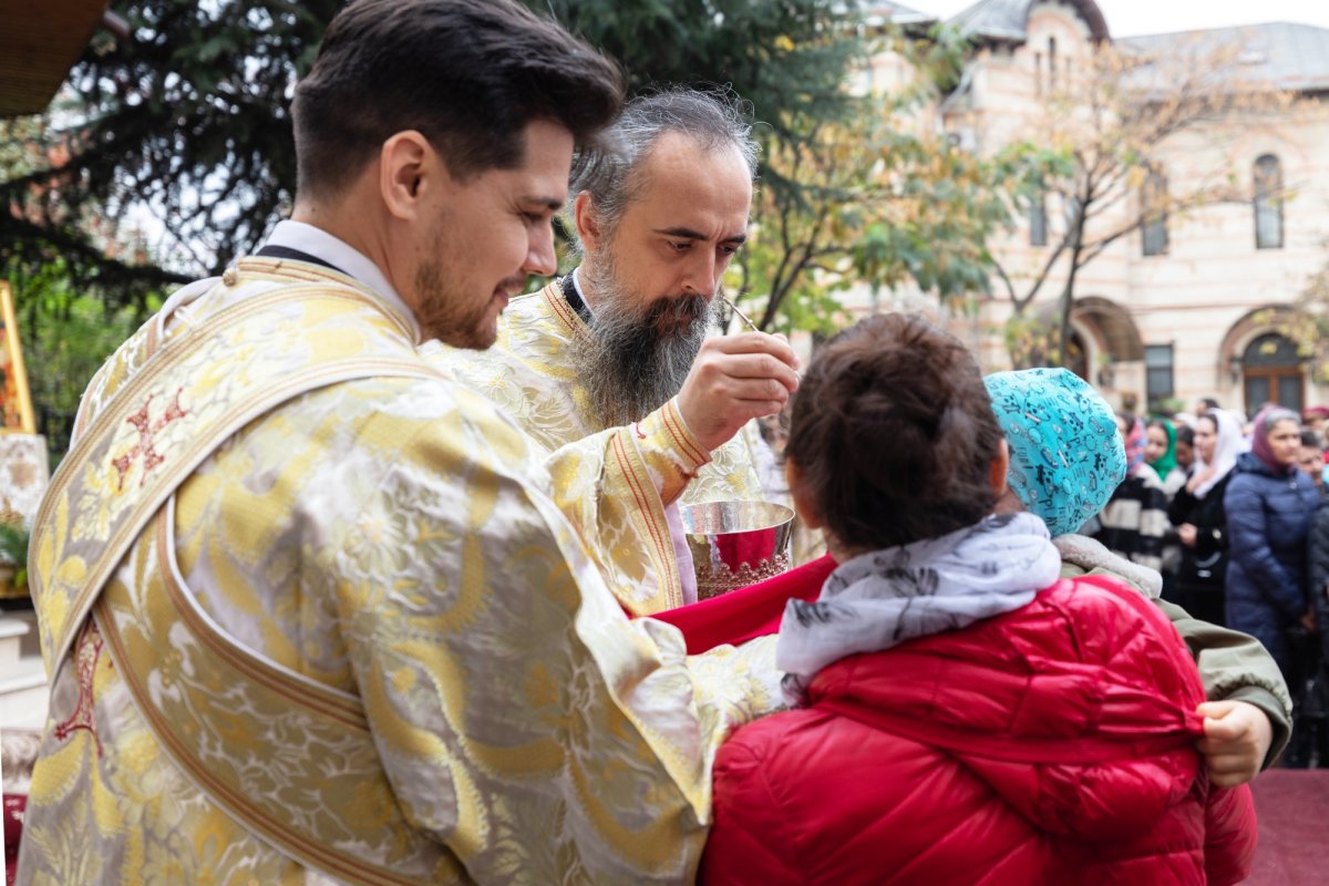 A început pelerinajul la moaștele Sfântului Ierarh Nectarie de la Mănăstirea Radu Vodă din Capitală 233060