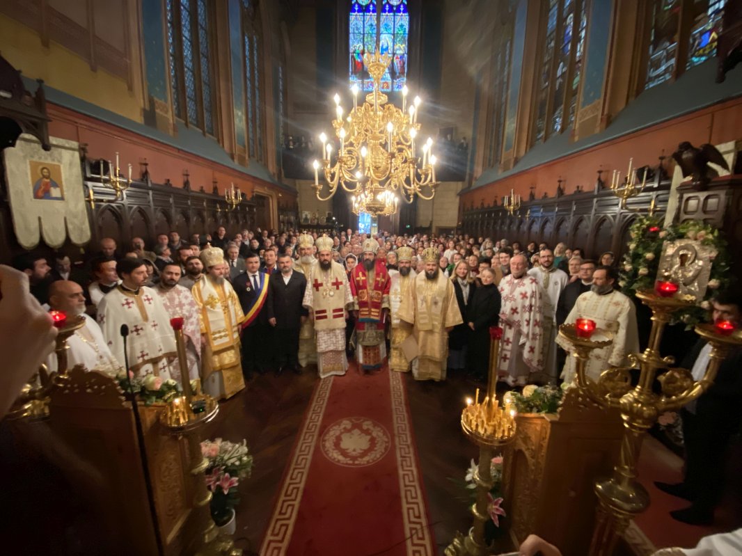 Bucurie şi binecuvântare la o întreită sărbătoare 233069