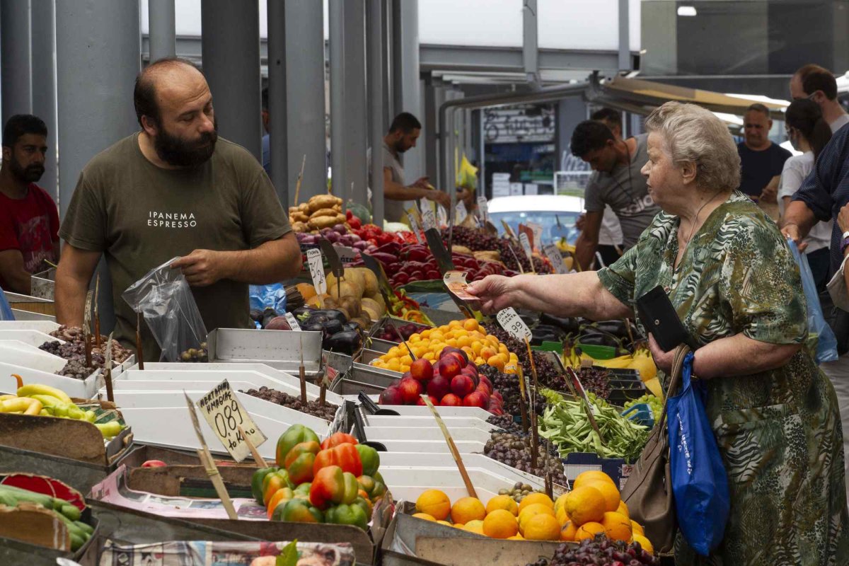 Coșuri cu produse de bază la prețuri mici în magazinele grecești 233002