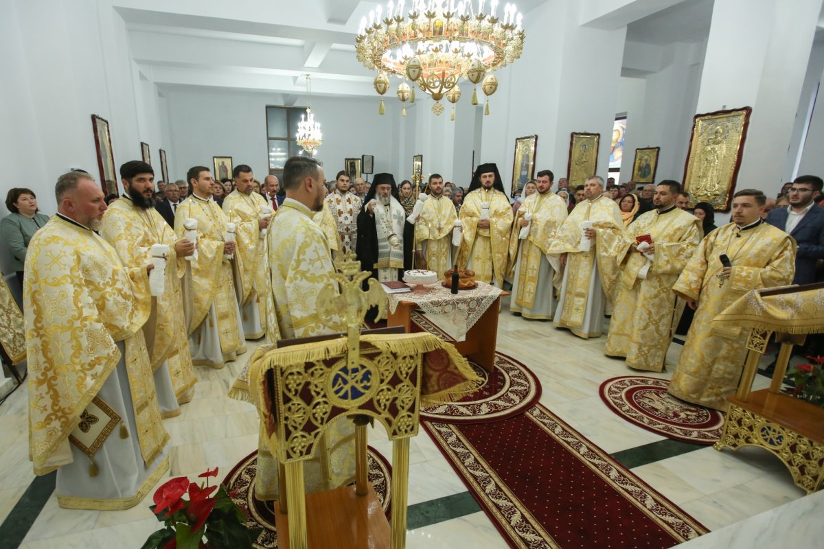 Moment de împlinire la o biserică din Râmnicu Sărat  233176
