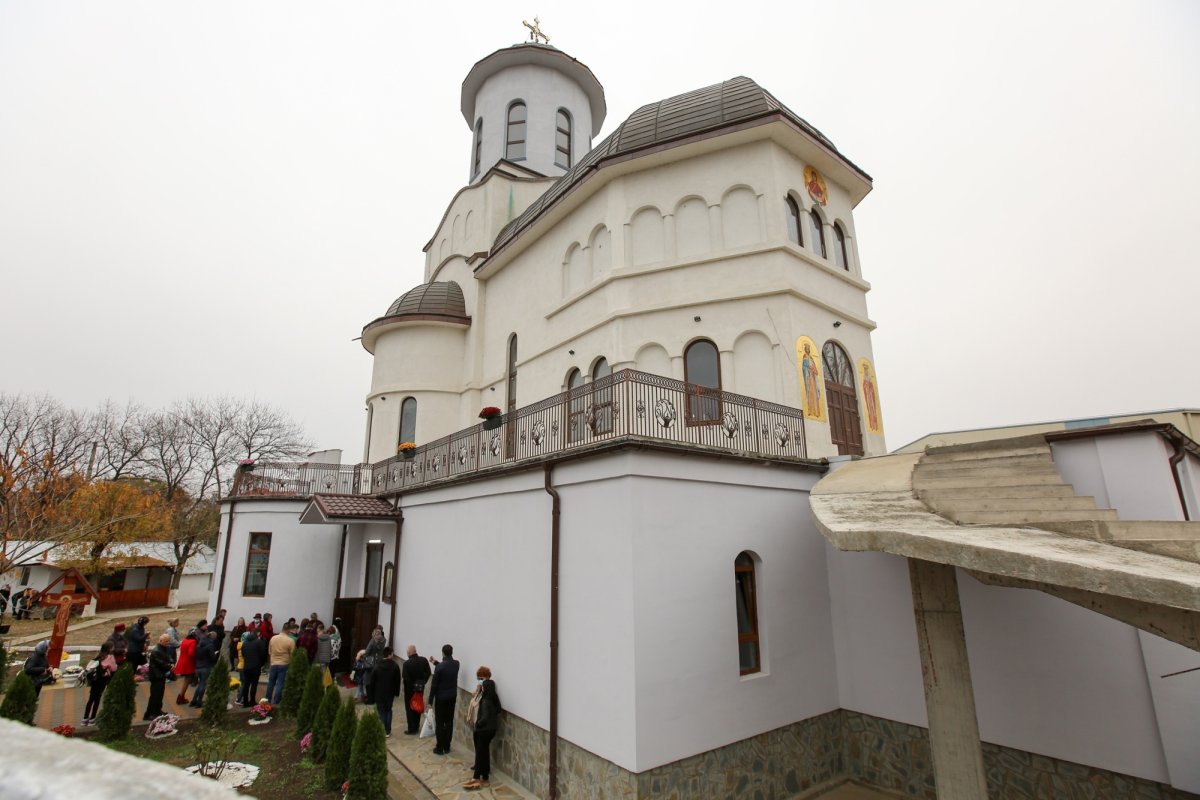 Moment de împlinire la o biserică din Râmnicu Sărat  233178