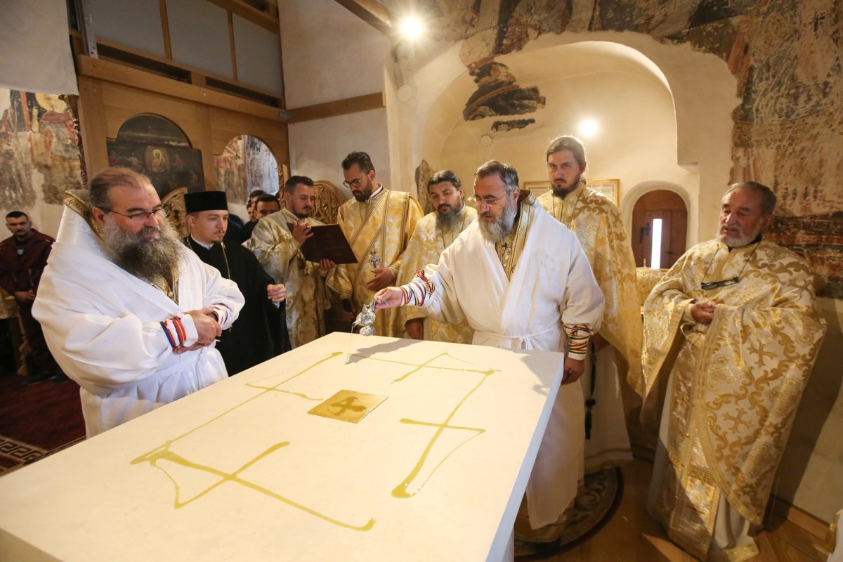 Sfințirea unui schit renăscut din județul Buzău 233466
