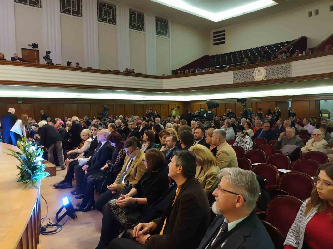 Reverență memoriei unui om superior 233932