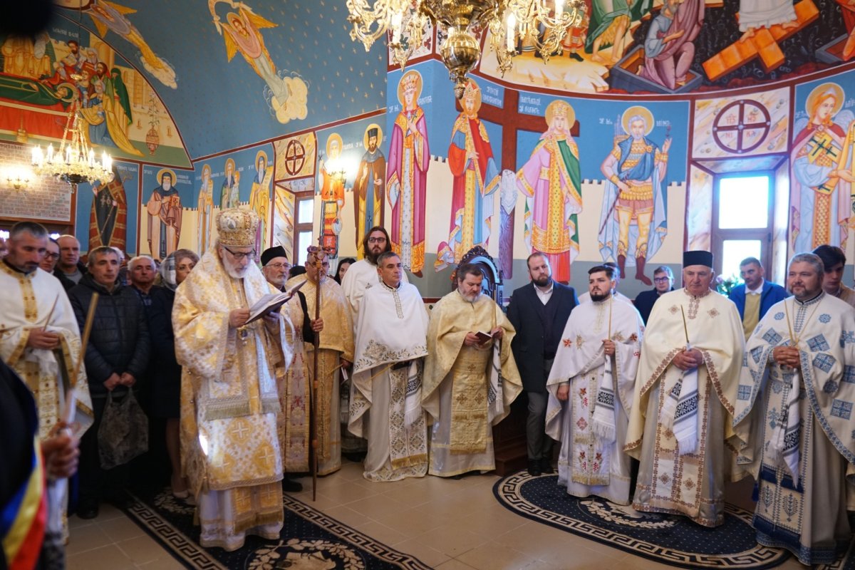 Înnoire și binecuvântare pentru credincioșii unei parohii argeșene 234253