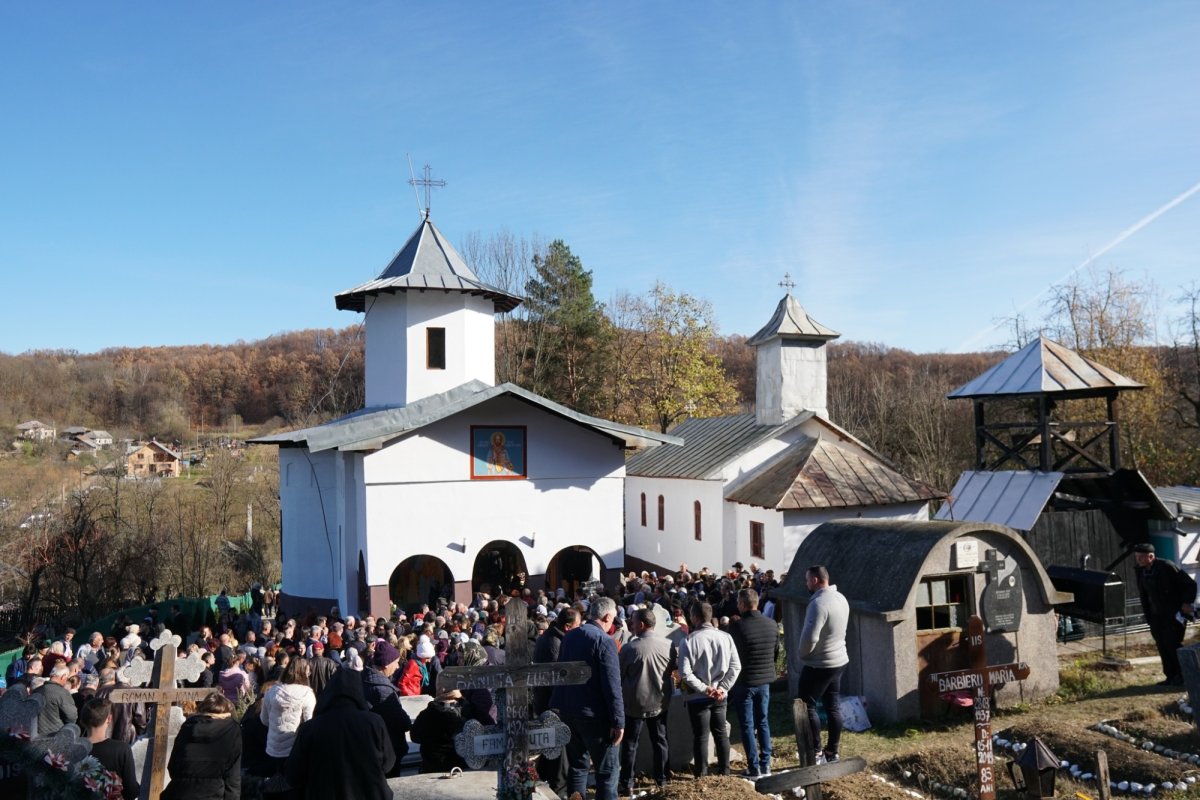 Înnoire și binecuvântare pentru credincioșii unei parohii argeșene 234254