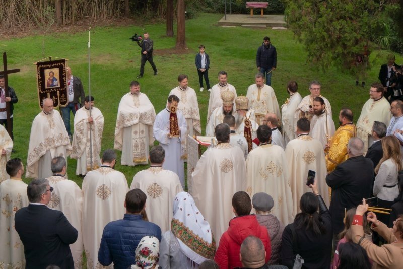 Altarul bisericii românești din orașul italian Novara a fost târnosit 234342