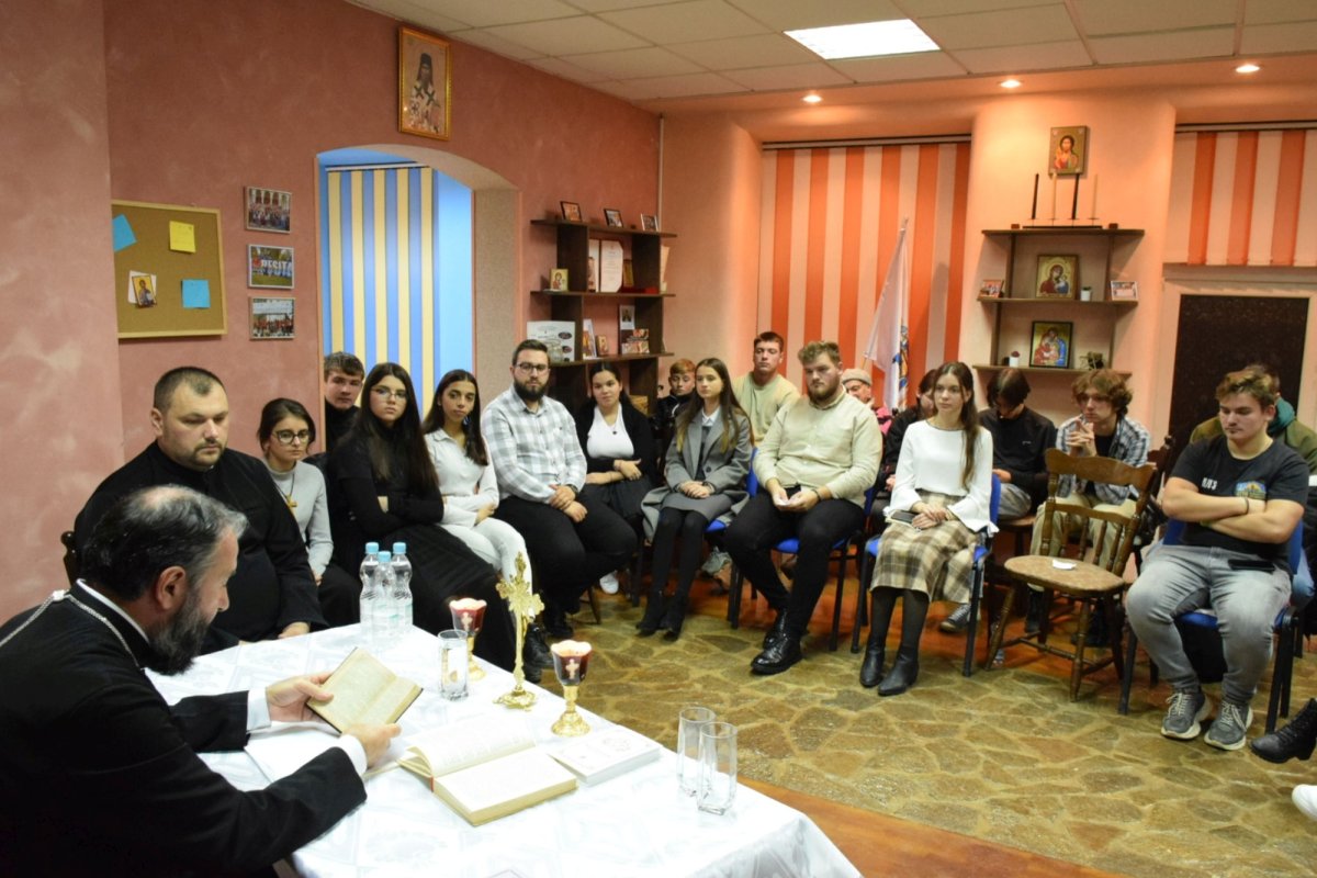 Dialog duhovnicesc cu tinerii la începutul Postului Crăciunului 234688