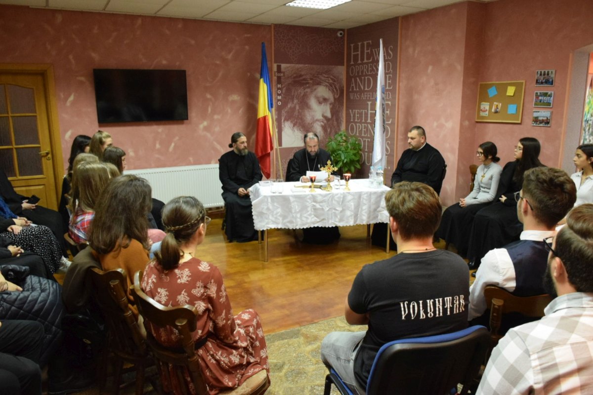 Dialog duhovnicesc cu tinerii la începutul Postului Crăciunului 234689