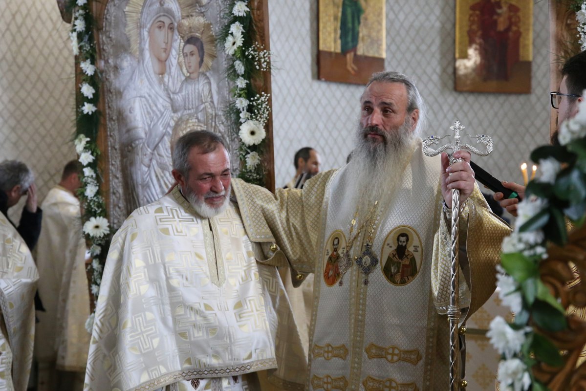 Sfințirea paraclisului Bisericii „Sfinții Trei Ierarhi” din Humulești 234673