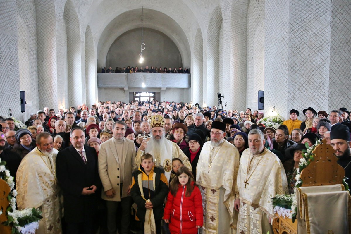 Sfințirea paraclisului Bisericii „Sfinții Trei Ierarhi” din Humulești 234674