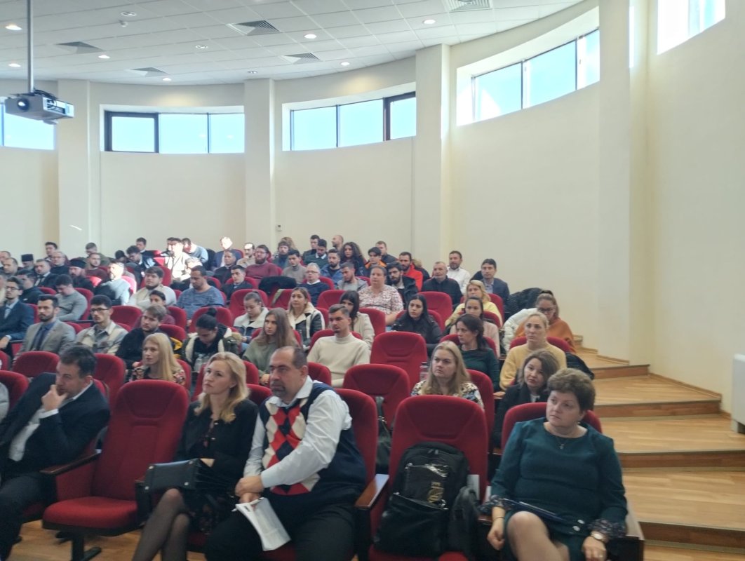 Simpozion despre implicațiile mediilor tehnologice actuale 234996