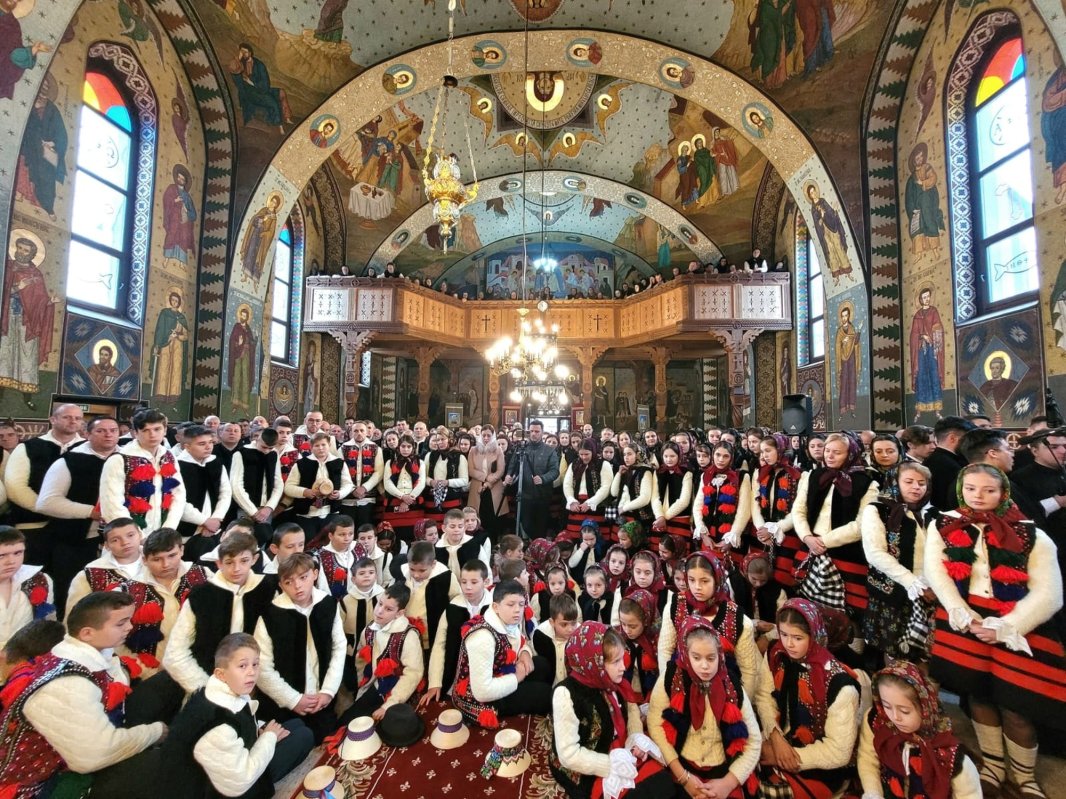 Sfânta Liturghie arhierească în Parohia Bârsana Centru, Maramureş 234973