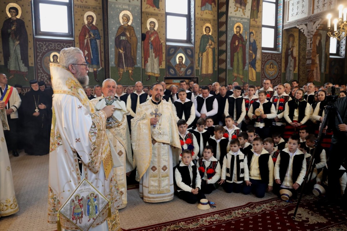 Sfânta Liturghie arhierească în Parohia Bârsana Centru, Maramureş 234975