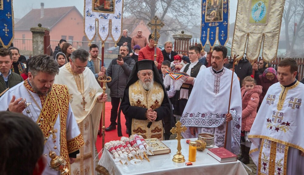 Au fost binecuvântate lucrările realizate la o parohie arădeană 235502