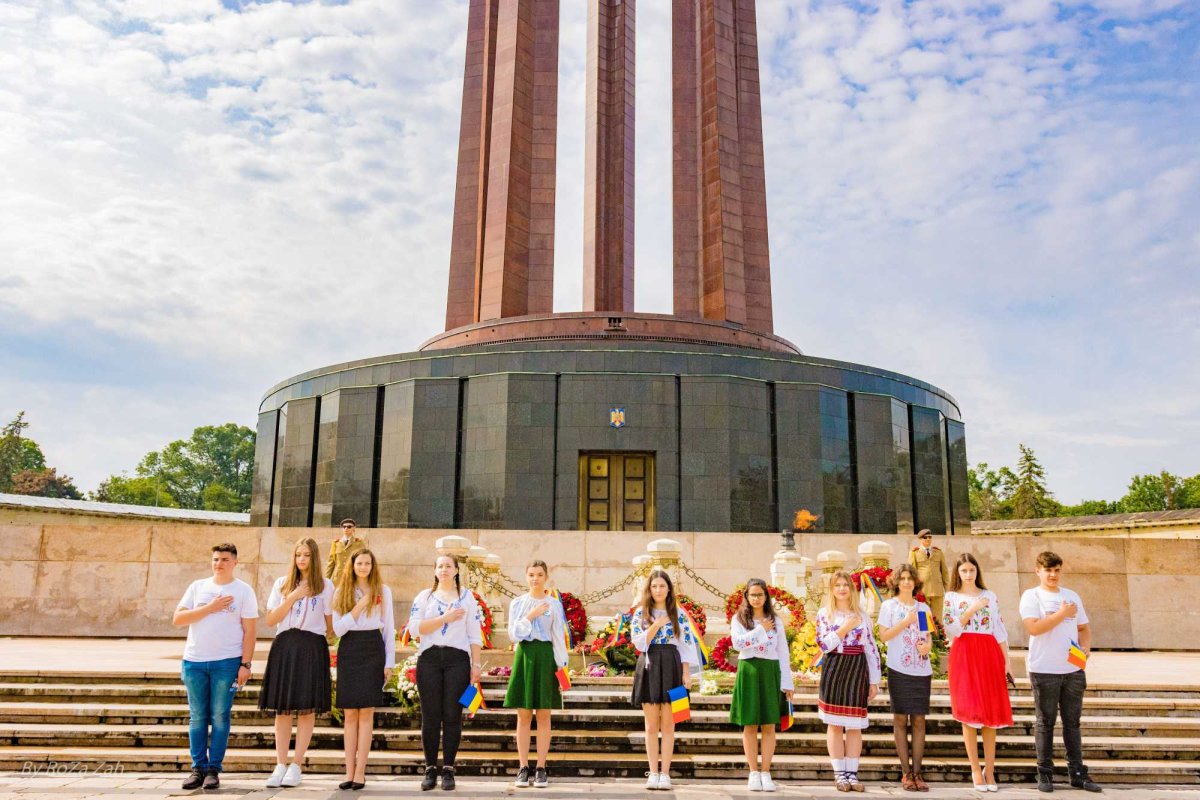 Adolescenți cu mâna la inimă 235487