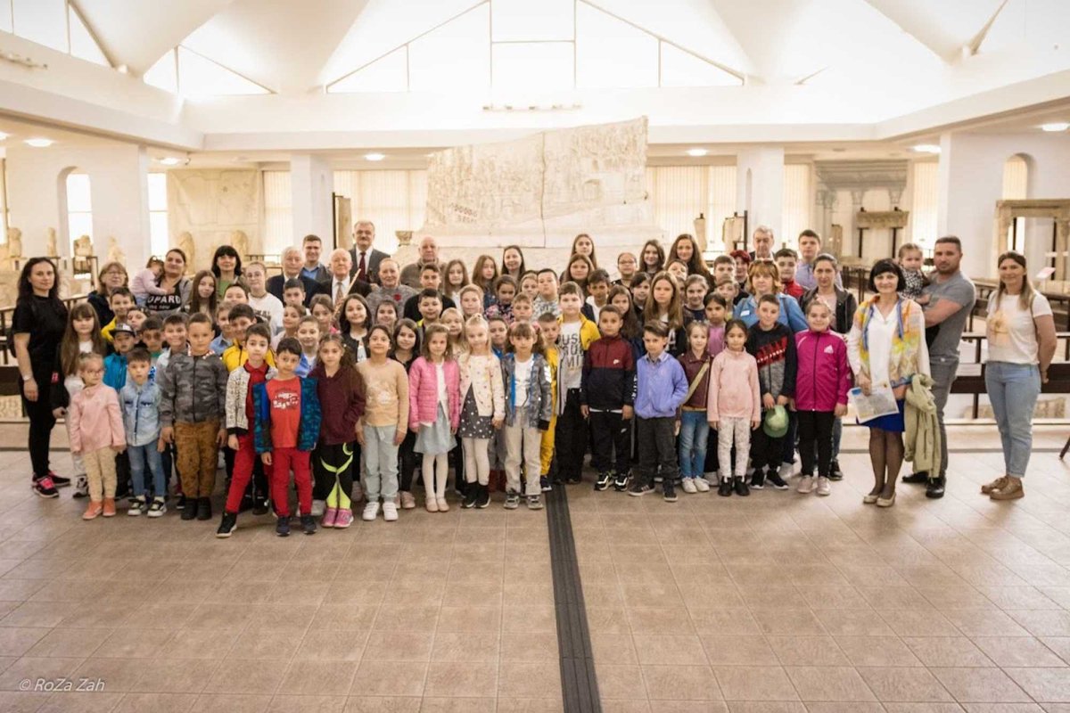 Adolescenți cu mâna la inimă 235536