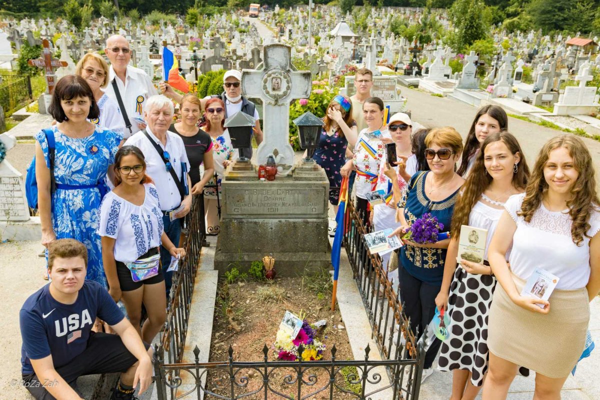 Adolescenți cu mâna la inimă 235537