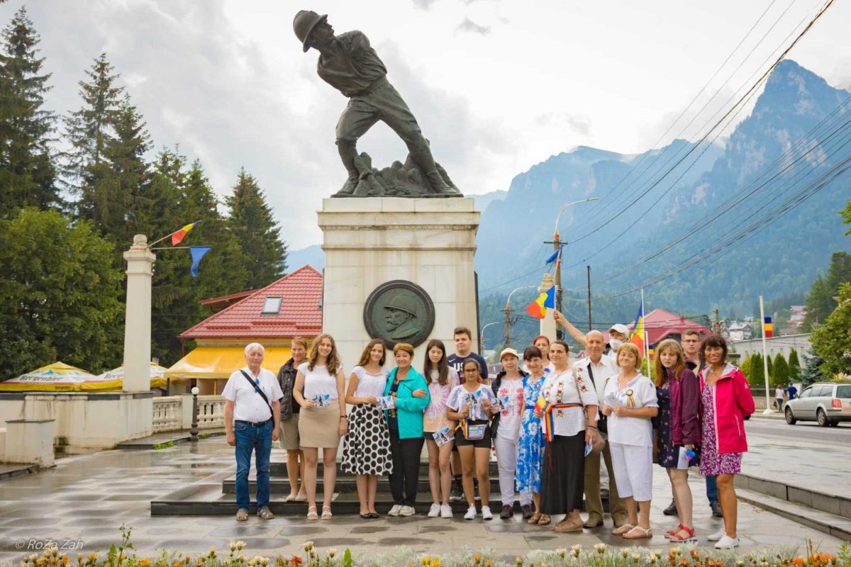 Adolescenți cu mâna la inimă 235538