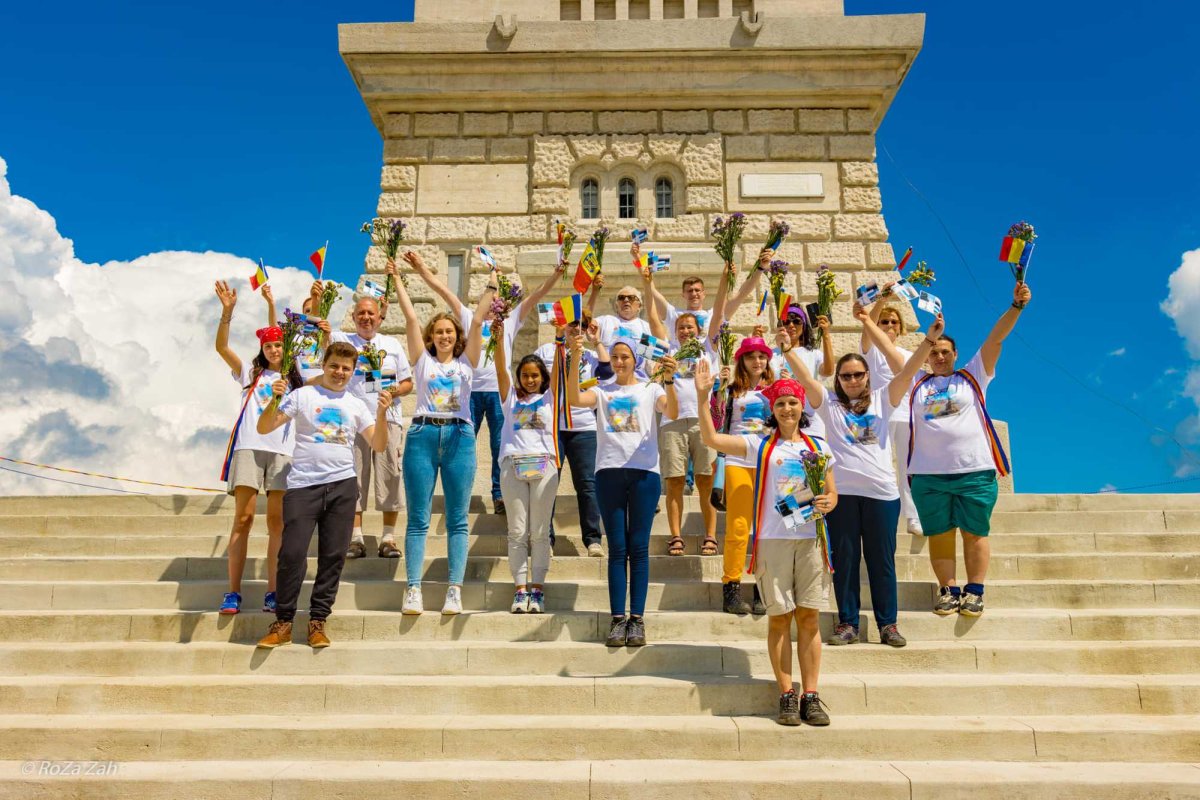 Adolescenți cu mâna la inimă 235539