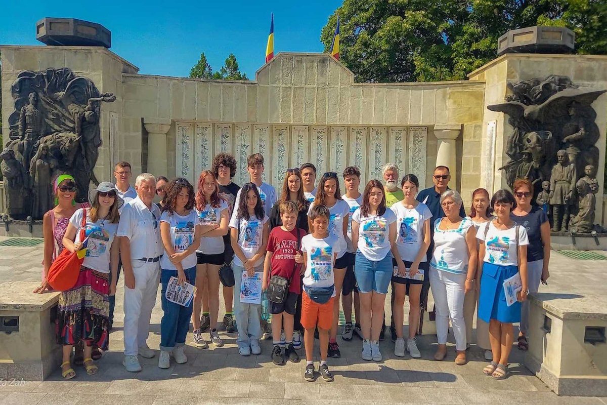 Adolescenți cu mâna la inimă 235540