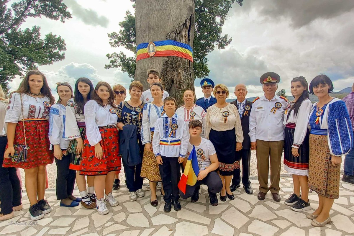 Adolescenți cu mâna la inimă 235544