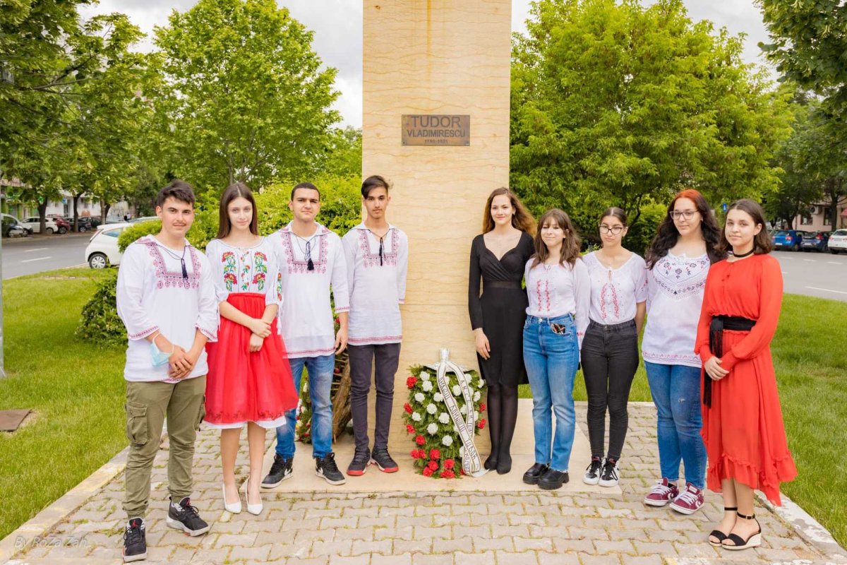 Adolescenți cu mâna la inimă 235547