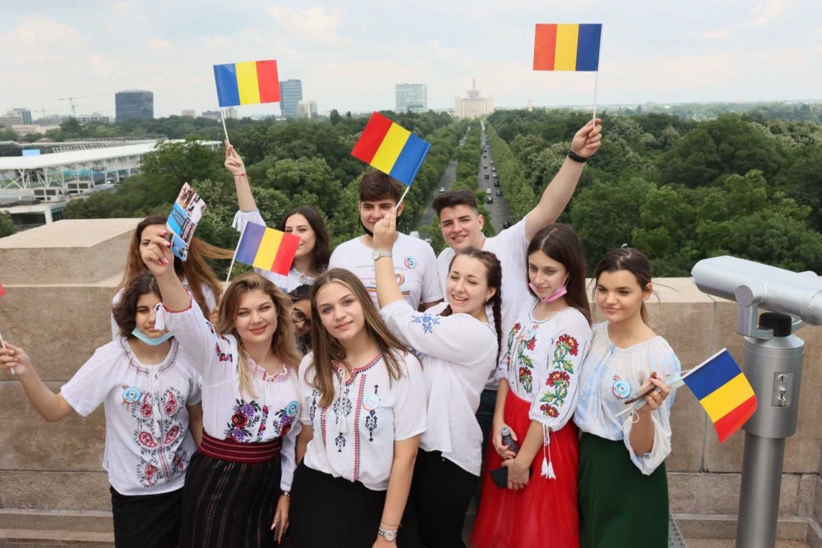 Adolescenți cu mâna la inimă 235548