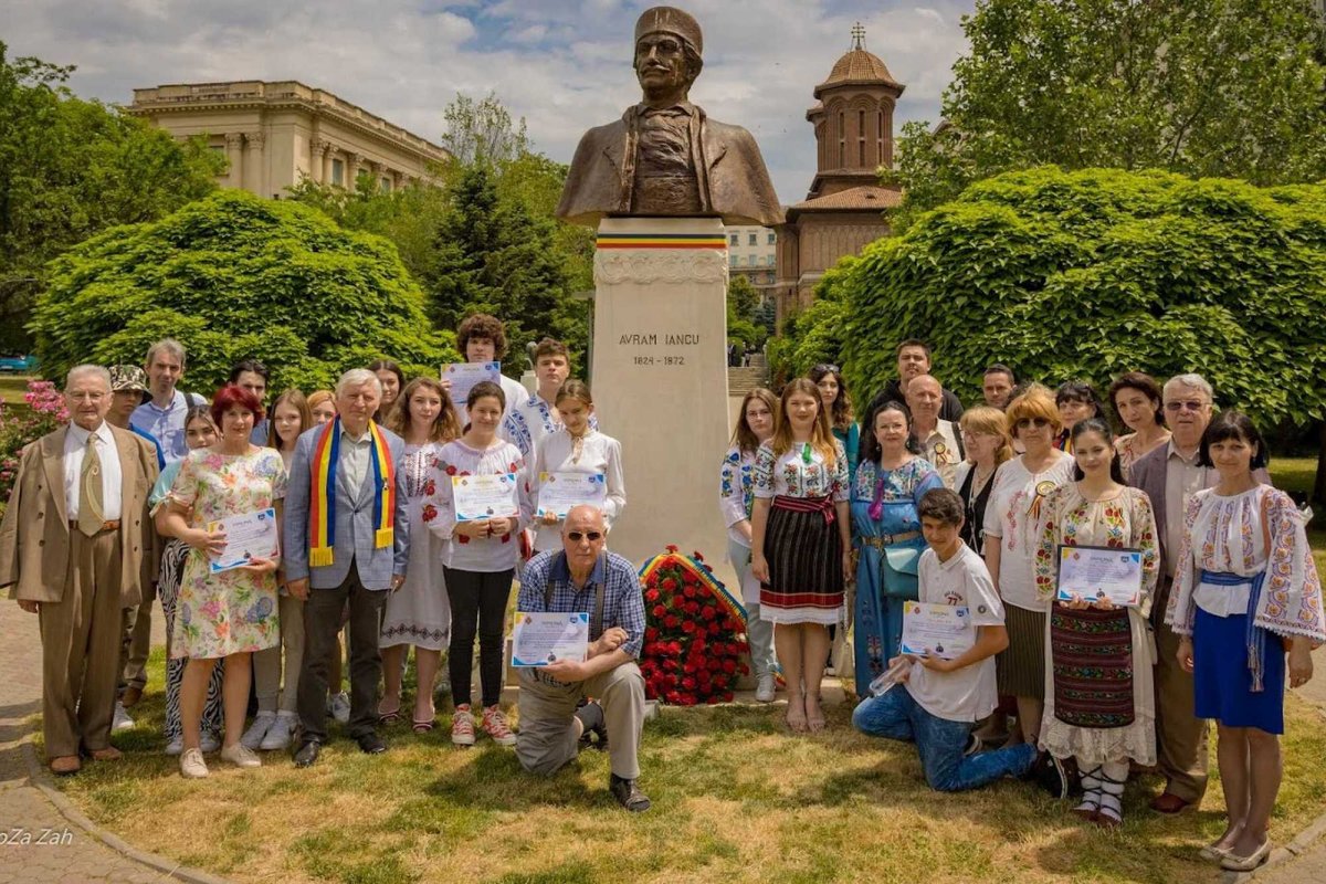 Adolescenți cu mâna la inimă 235550