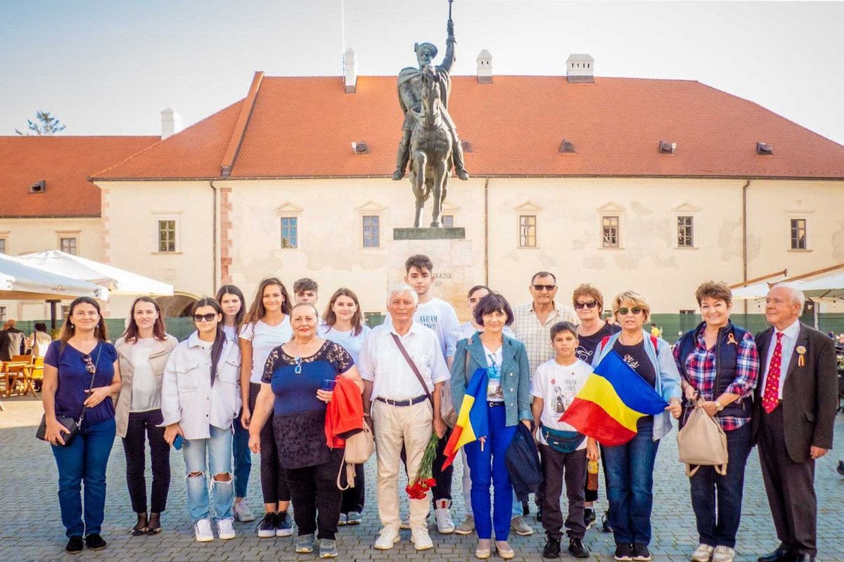 Adolescenți cu mâna la inimă 235551