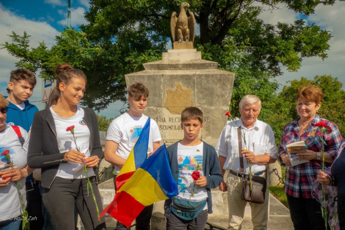 Adolescenți cu mâna la inimă 235553