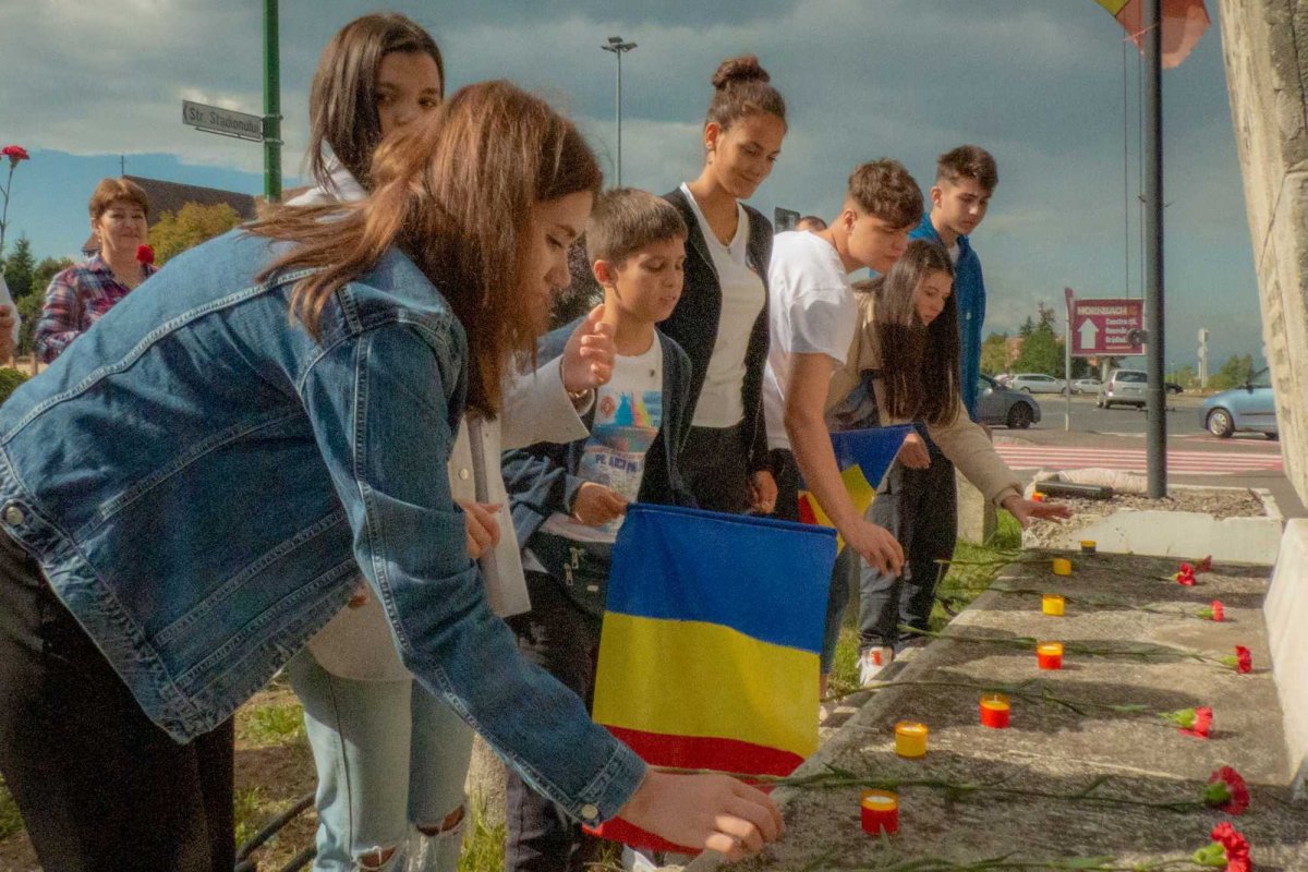 Adolescenți cu mâna la inimă 235554