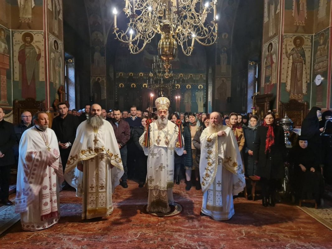 Slujire la Mănăstirea „Sfinții Apostoli Petru și Pavel“ de la Râmeț 236428