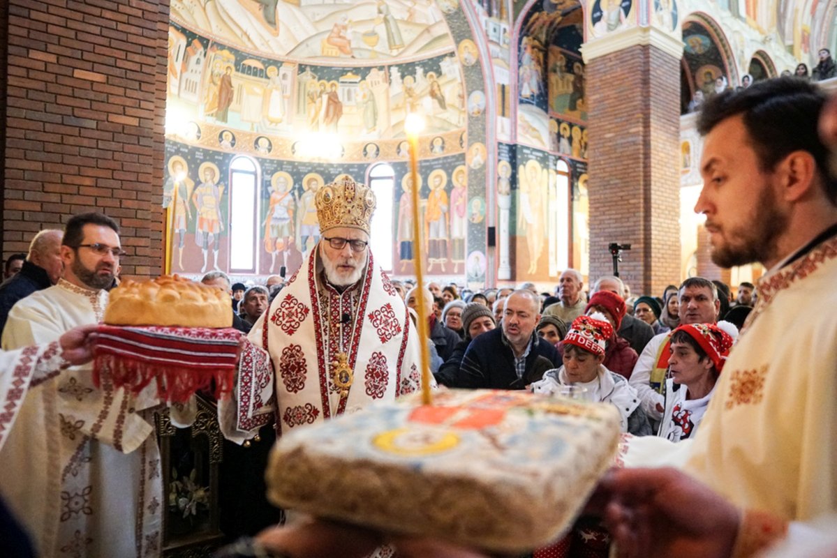 Evlavie și fidelitate pentru Sfânta de la Curtea de Argeș 236753