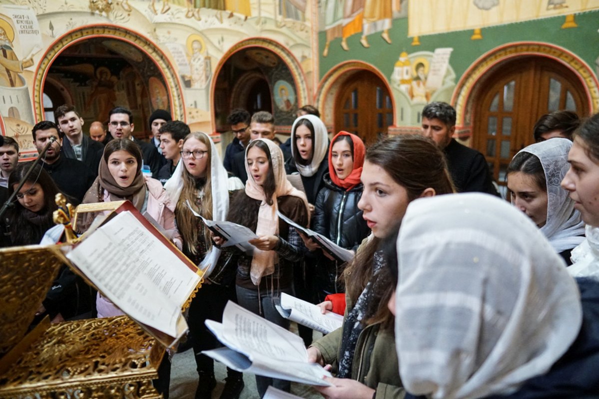 Evlavie și fidelitate pentru Sfânta de la Curtea de Argeș 236755