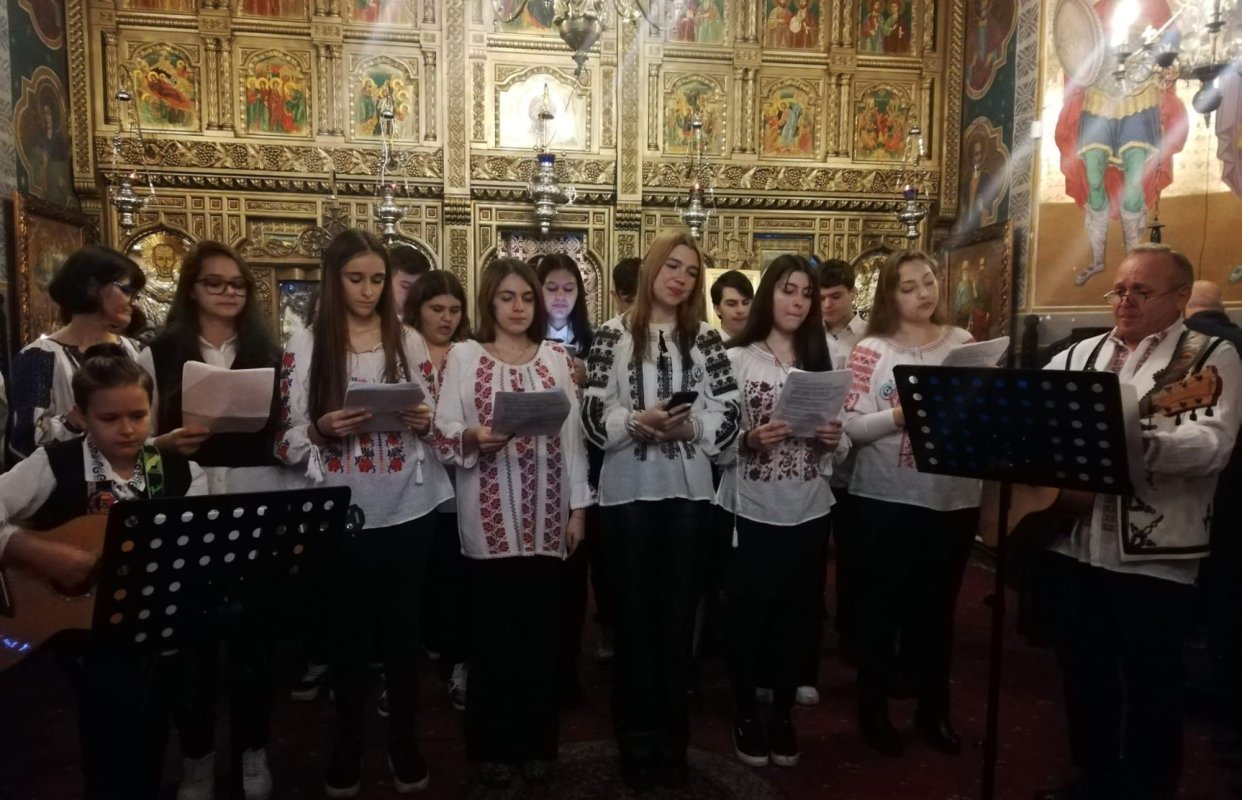 Elevi colindători la Biserica Bărbătescu-Nou din București 236795