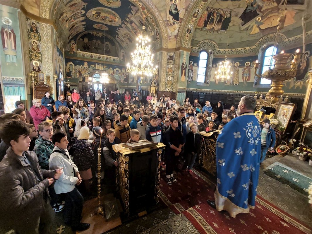 Biserica plină de copii a Sfântului Nicolae din Câmpulung Moldovenesc 236912