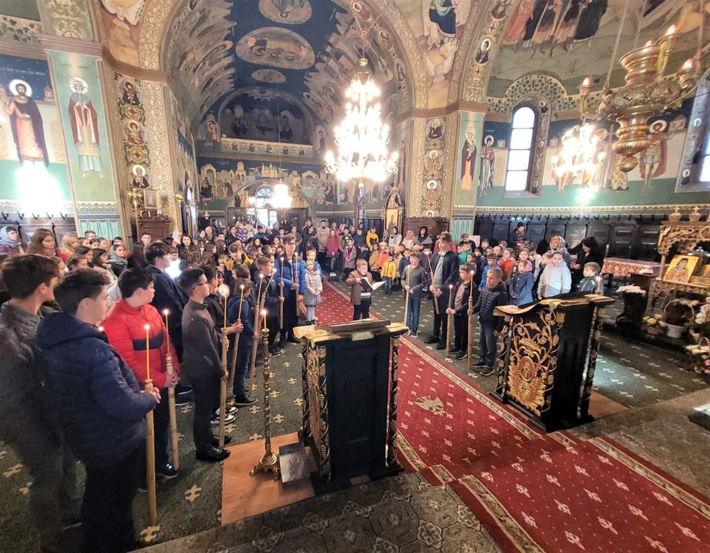 Biserica plină de copii a Sfântului Nicolae din Câmpulung Moldovenesc 236914