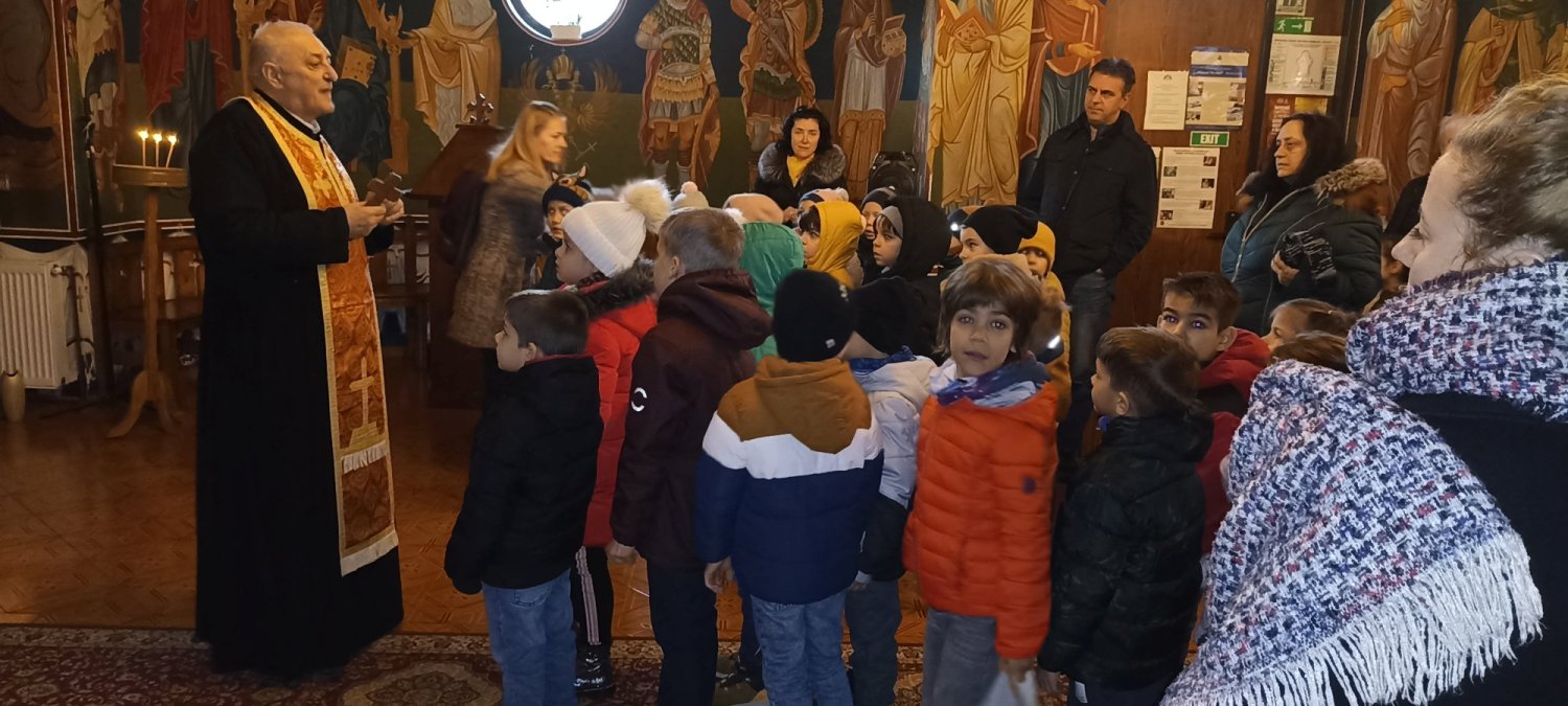 Activităţi cu tinerii în Biserica „Sfânta Fecioară Maria”-Dristor 237144
