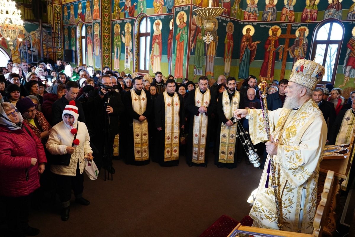 O nouă biserică în orașul Fieni 237148