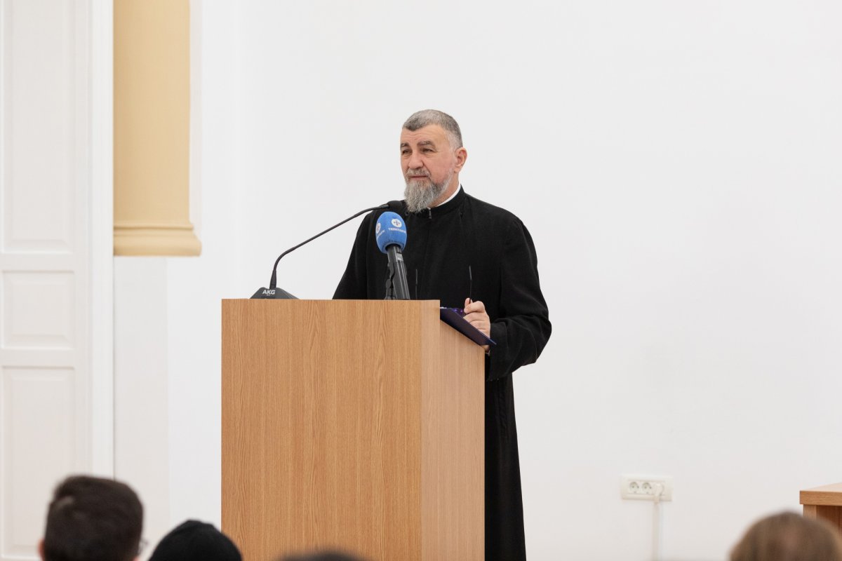 Arhimandritul Zaharia Zaharou a conferențiat la București 237362