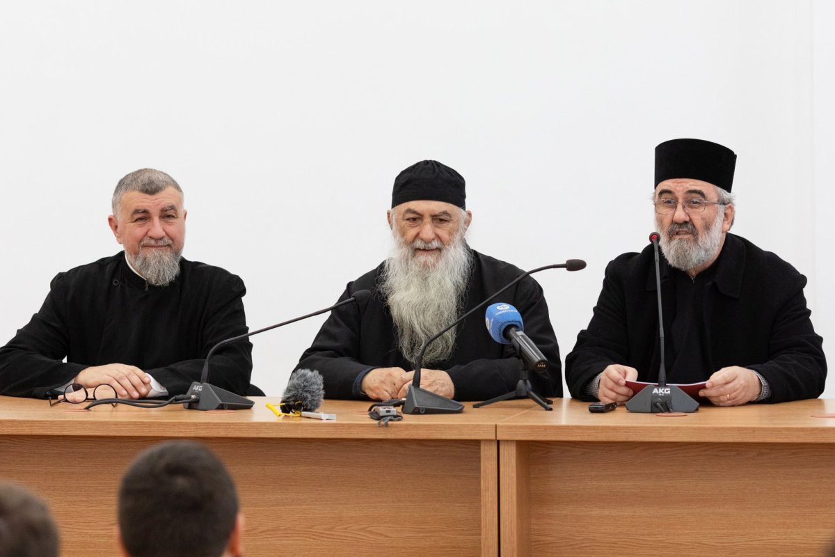 Arhimandritul Zaharia Zaharou a conferențiat la București 237364