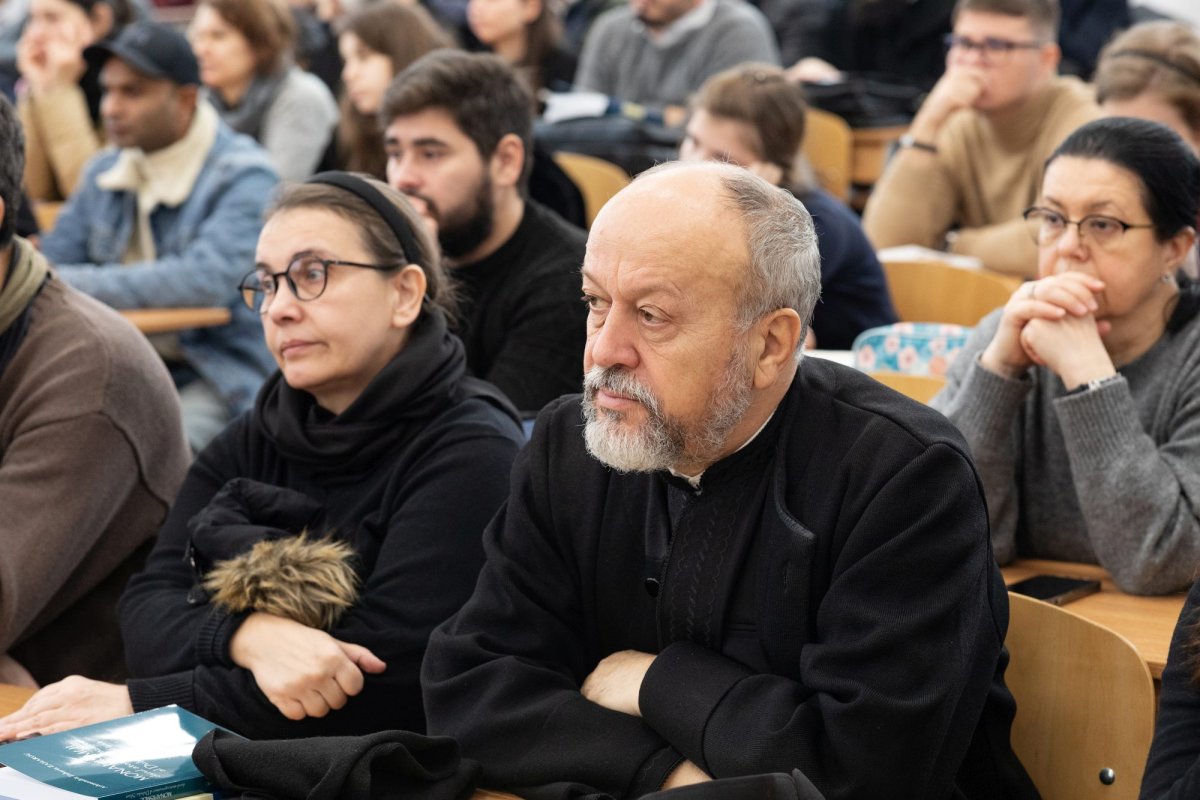 Arhimandritul Zaharia Zaharou a conferențiat la București 237368