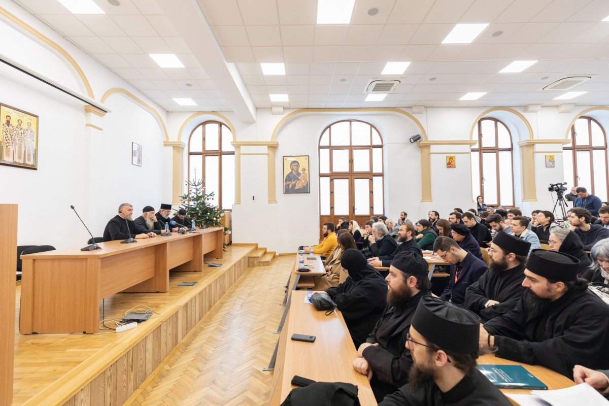 Arhimandritul Zaharia Zaharou a conferențiat la București 237371