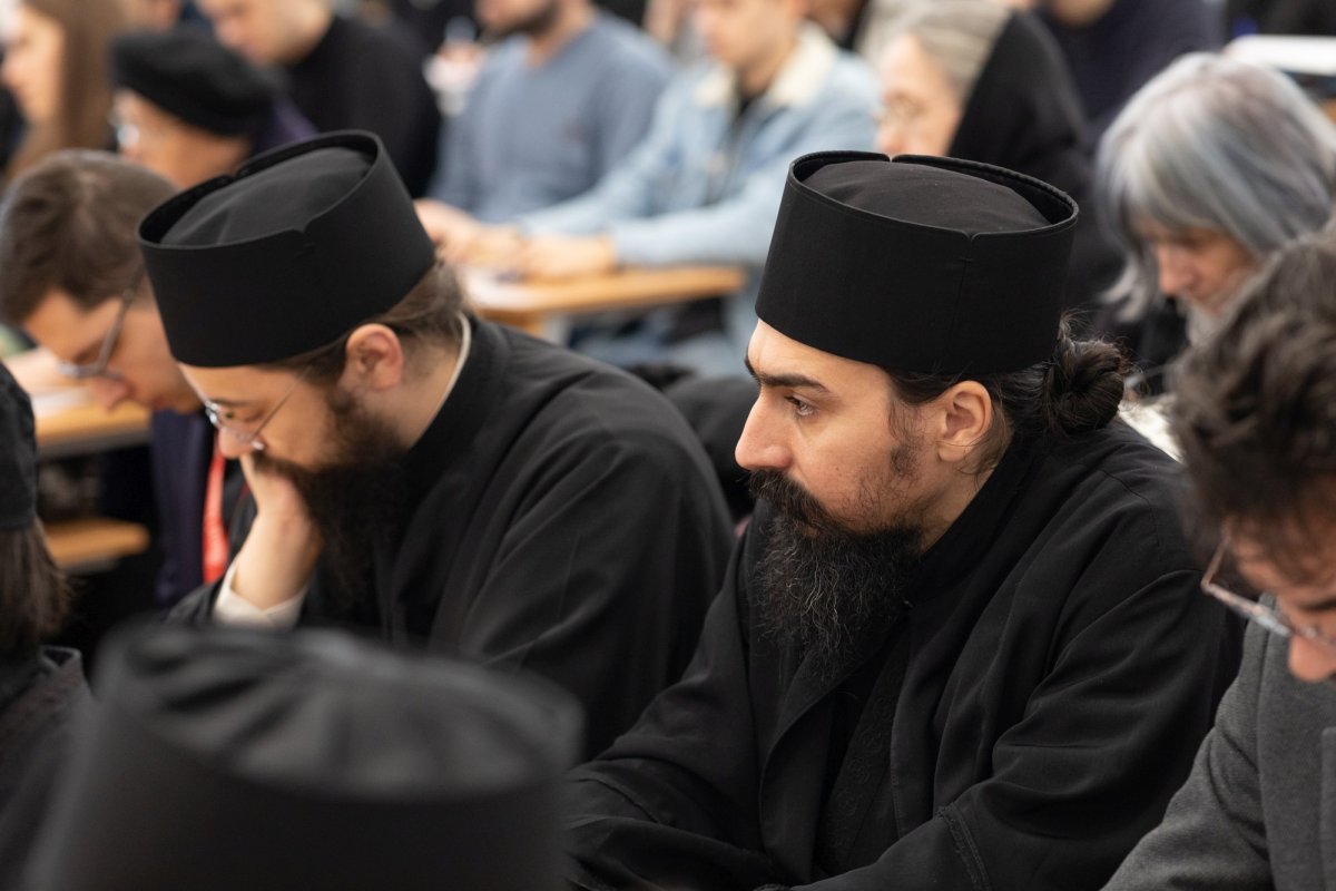 Arhimandritul Zaharia Zaharou a conferențiat la București 237372