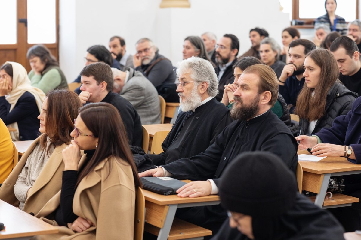 Arhimandritul Zaharia Zaharou a conferențiat la București 237374