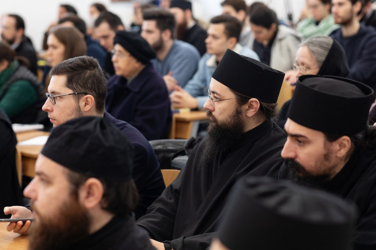 Arhimandritul Zaharia Zaharou a conferențiat la București 237375