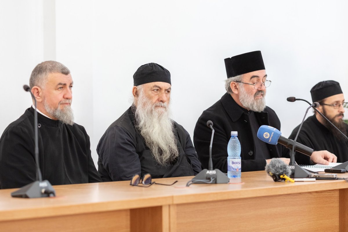 Arhimandritul Zaharia Zaharou a conferențiat la București 237377