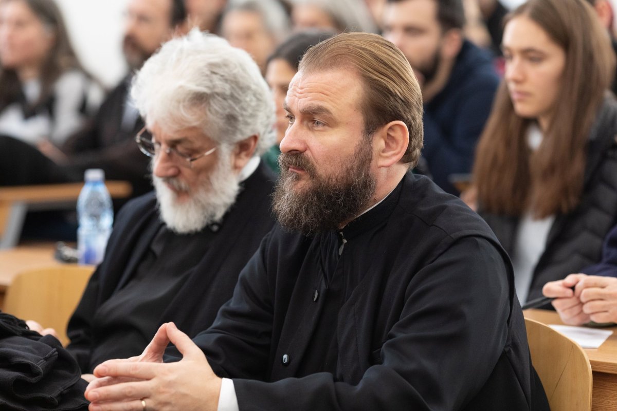 Arhimandritul Zaharia Zaharou a conferențiat la București 237378