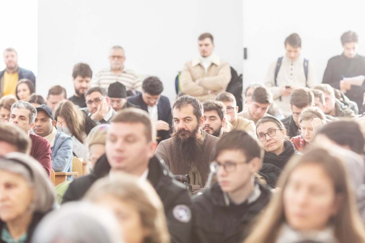 Arhimandritul Zaharia Zaharou a conferențiat la București 237380